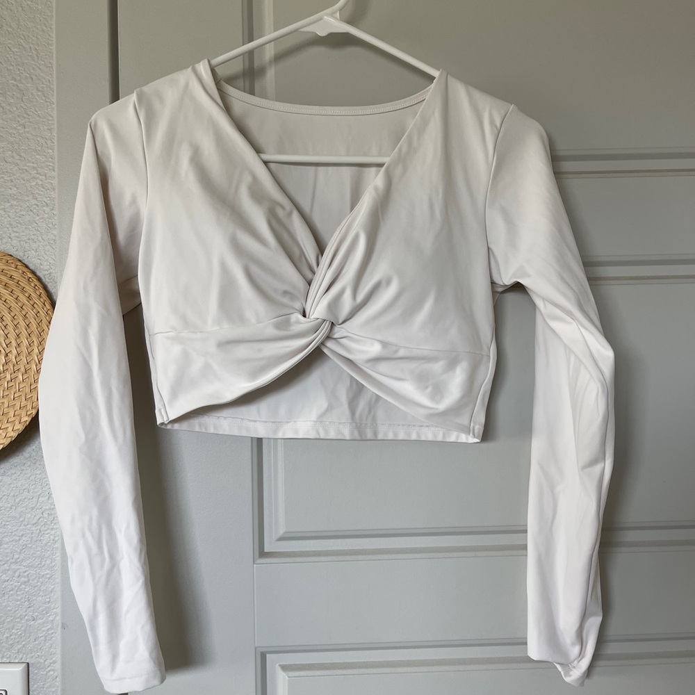 Workout long sleeve twist front